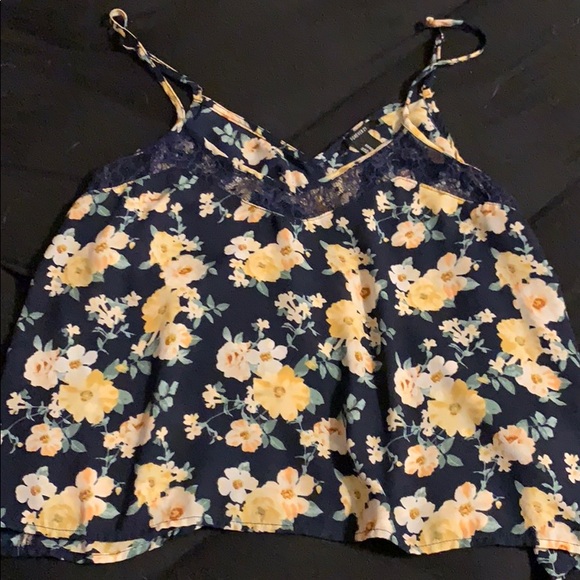 Floral tank - Picture 1 of 1